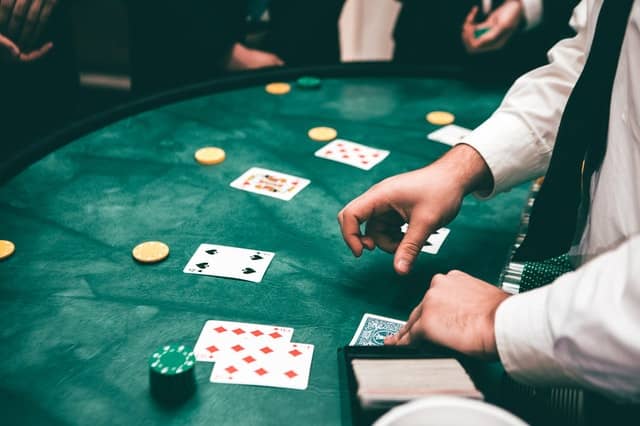 4 formas de jugar casino (juego de cartas) - wikiHow